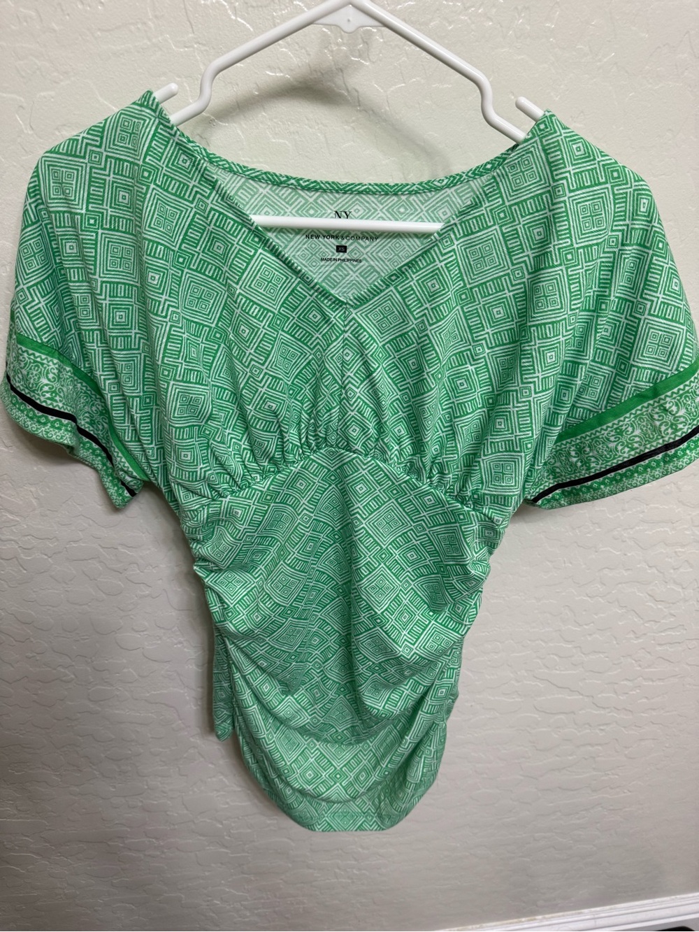 New York & Company Green Geometric Ruched V-Neck Top Size XS - Picture 2 of 5